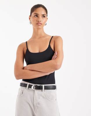 ASOS DESIGN - Stark figurformender Body in Schwarz mit schmalen Trägern