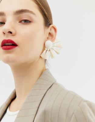 ASOS DESIGN  Efektowne kolczyki w naturalnym kolorze z fr?dzelkiem z rafii-Kremowy Kremowy