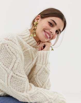 ASOS DESIGN  Wisz?ce kolczyki ze z?otymi kwiatami Z?oty