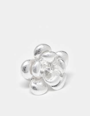 statement flower ring in brushed silver
