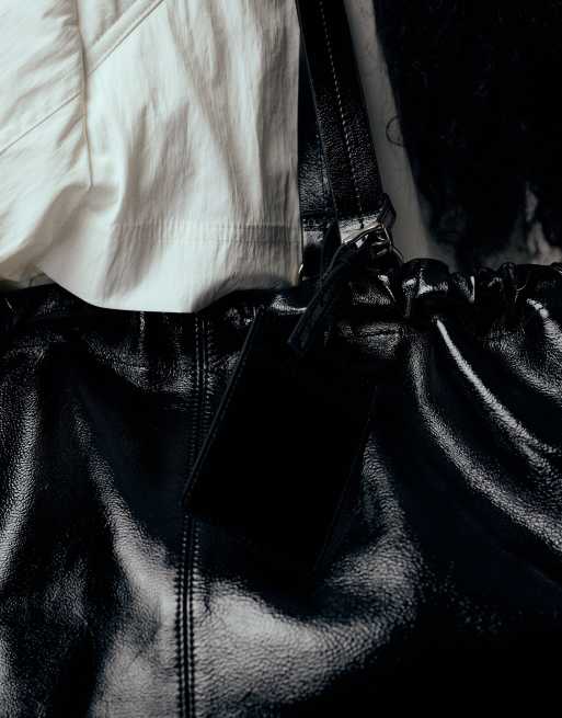 ASOS DESIGN - Statement tote tas van PU met metalen hardware in hoogglanzend zwart, 3 van 4