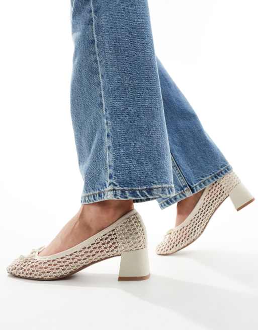 ASOS DESIGN – Steffie – Plecione buty na średnim obcasie klockowym z kokardką w kolorze złamanej bieli