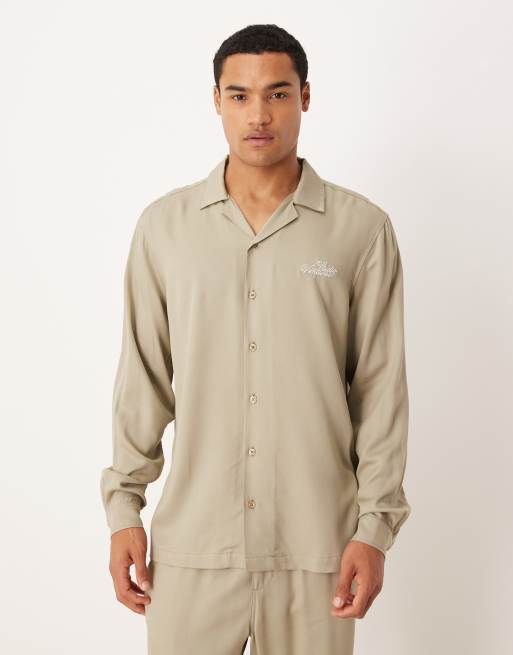 ASOS DESIGN – Stenfärgad skjorta i regular fit med platt krage och broderi på bröstet, del av set