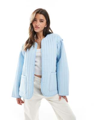 ASOS DESIGN - Steppjacke in gestreiftem Blau-Bunt