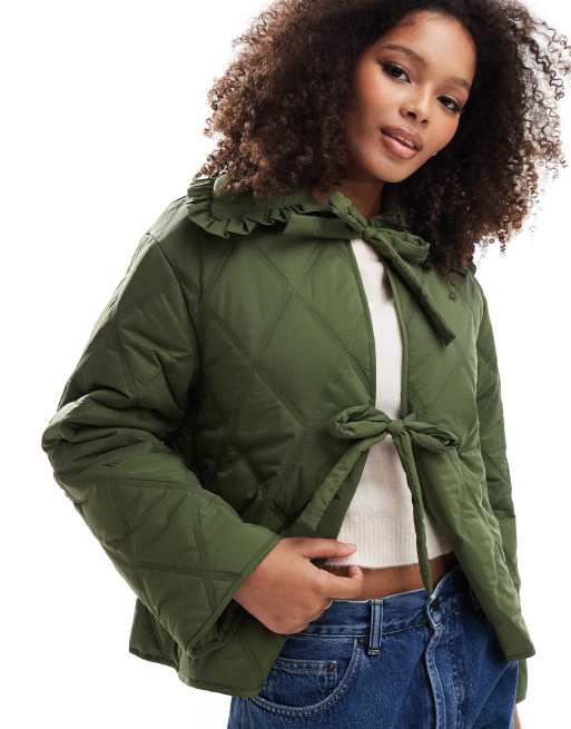 ASOS DESIGN – Steppjacke in Khaki mit Rüschenkragen und Schnürung vorne