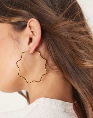 ASOS DESIGN - Sternförmige Creolen aus wasserfestem Edelstahl in Goldoptik-Goldfarben