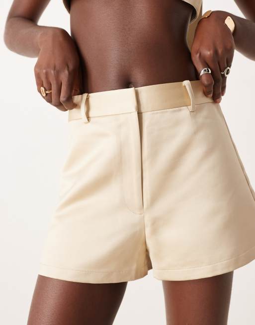 ASOS DESIGN - Østersfarvede skræddersyede mikro-shorts i satin, 2 af 5