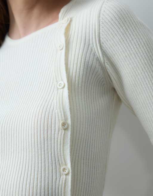 ASOS DESIGN stickad asymmetrisk kofta med knappar i offwhite, 2 av 4