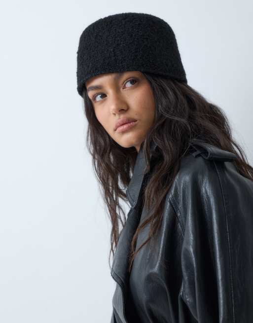 ASOS DESIGN stickad bouclé-pillbox i svart, 4 av 5