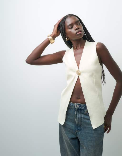 ASOS DESIGN stickad kompakt väst med guldfärgade detaljer set i cream, 3 av 4