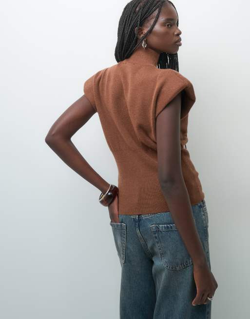 ASOS DESIGN stickad topp med hög krage och axelvaddar i brun, 2 av 4