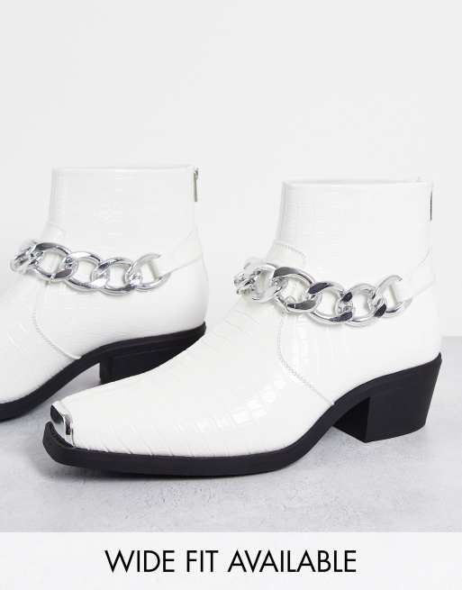 ASOS DESIGN – Stiefel in weißer Kroko-Optik mit kubanischem Absatz und Kettenverzierung