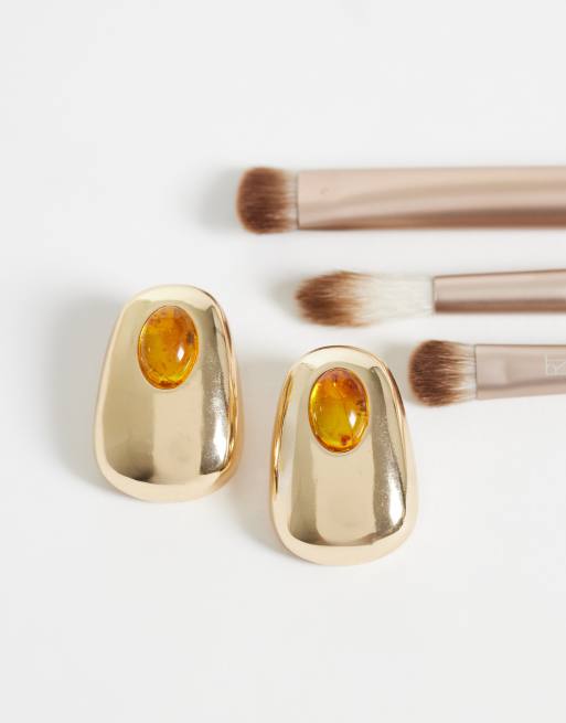 ASOS DESIGN stiftörhängen med bärnstensfärgad resin-detalj i guldfärg, 2 av 4