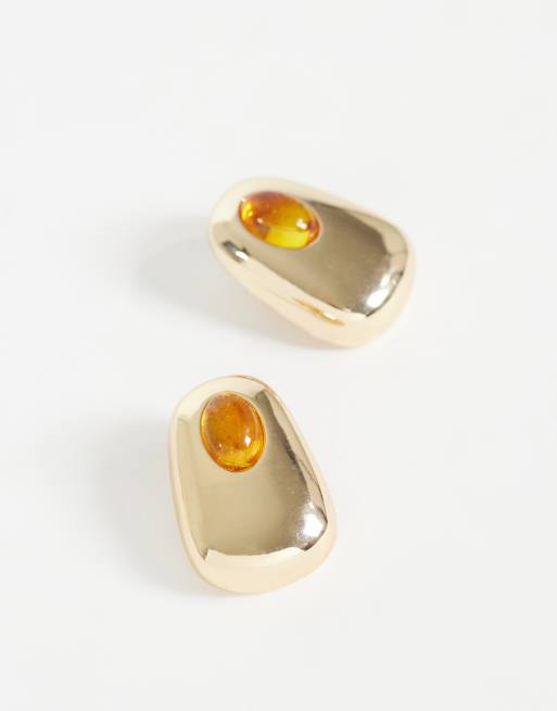 ASOS DESIGN stiftörhängen med bärnstensfärgad resin-detalj i guldfärg, 3 av 4