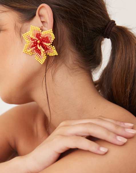 ASOS DESIGN – Stiftörhängen med stor blomma av flerfärgade pärlor - view 1