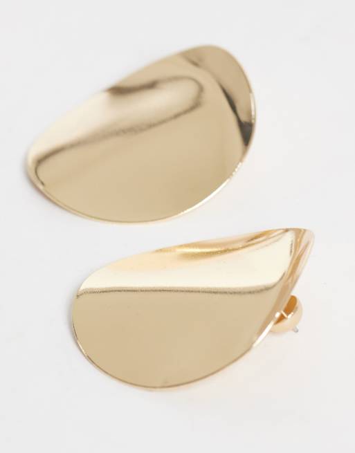 ASOS DESIGN stiftörhängen med stor hamrad oval design i guldfärgad ton, 5 av 5