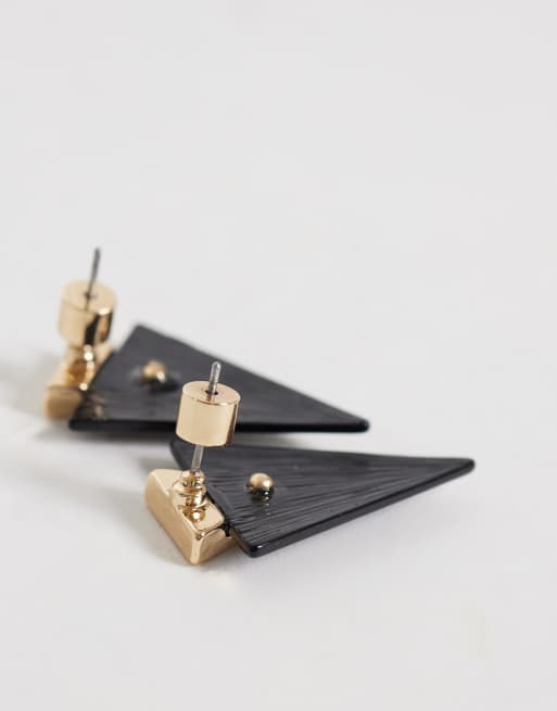 ASOS DESIGN stiftörhängen med triangulär design i svart resin, 4 av 4