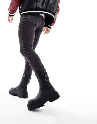 ASOS DESIGN - Stivali con suola spessa in pelle sintetica nera con imbottitura e fibbia 