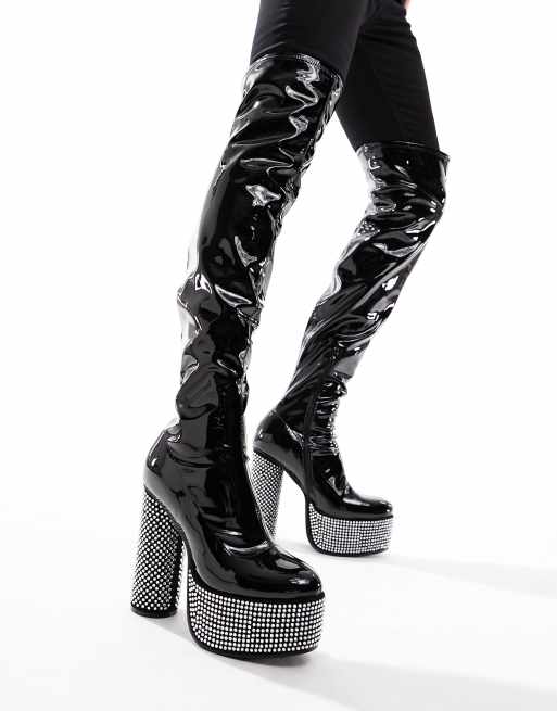 ASOS DESIGN - Stivali cuissard con tacco in pelle sintetica verniciata nera con dettagli in strass