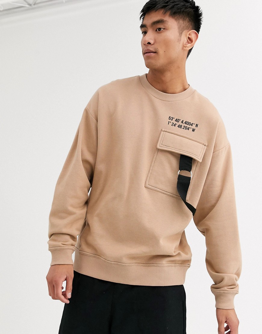 ASOS DESIGN – Stonefärgad sweatshirt i oversize-modell med cargoficka på bröstet och texttryck-Beige