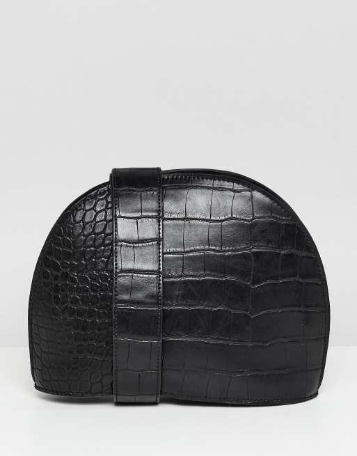 ASOS DESIGN – Stor halvmåneformad crossbody-väska i krokodilskinnsimitation