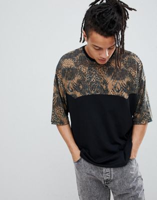ASOS DESIGN - Stor t-shirt i leopardmönster paneler-Svart