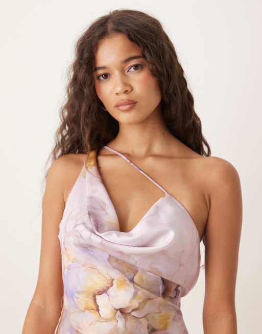 ASOS DESIGN – Storblommig midaxiklänning med asymmetriska band och slits i satin, 2 av 4