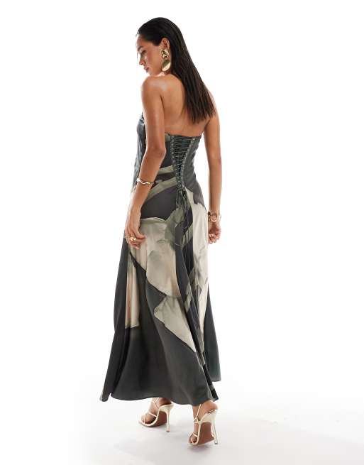 ASOS DESIGN – Storblommig midiklänning i satin med bandeauringning, 3 av 4