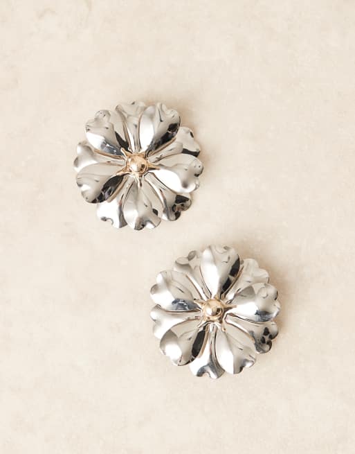 ASOS DESIGN - Store ørestikkere med blomsterdesign i forskellige metaller, 2 af 3