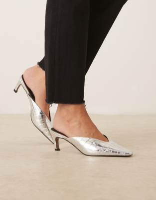 ASOS DESIGN - Storm - Mules in Kroko-Silber mit kantiger Zehenpartie und mittelhohem Absatz