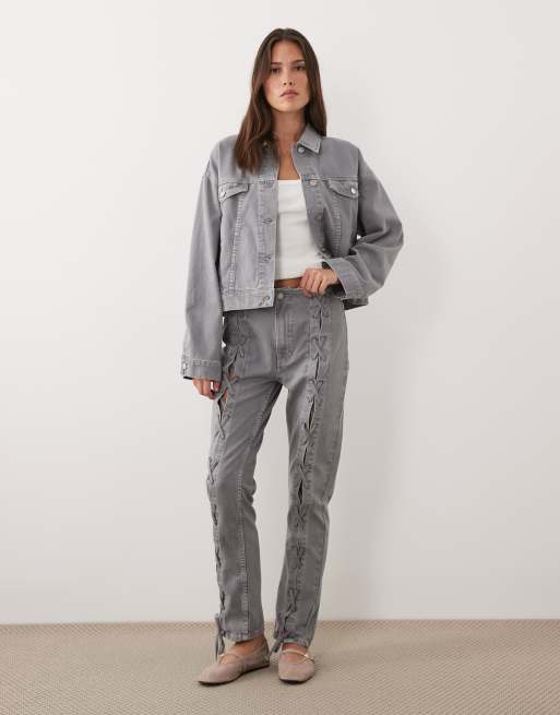 ASOS DESIGN – Set im 90er-Stil in Grau mit Schnürung, bestehend aus Straight Jeans und Jacke, 3 von 3
