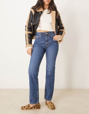 ASOS DESIGN - Straight Jeans in dunkler mittlerer Waschung mit mittelhohem Bund-Blau