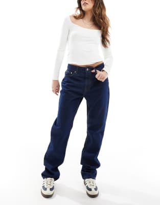 ASOS DESIGN - Straight Jeans in Indigoblau mit mittelhohem Bund-Marineblau