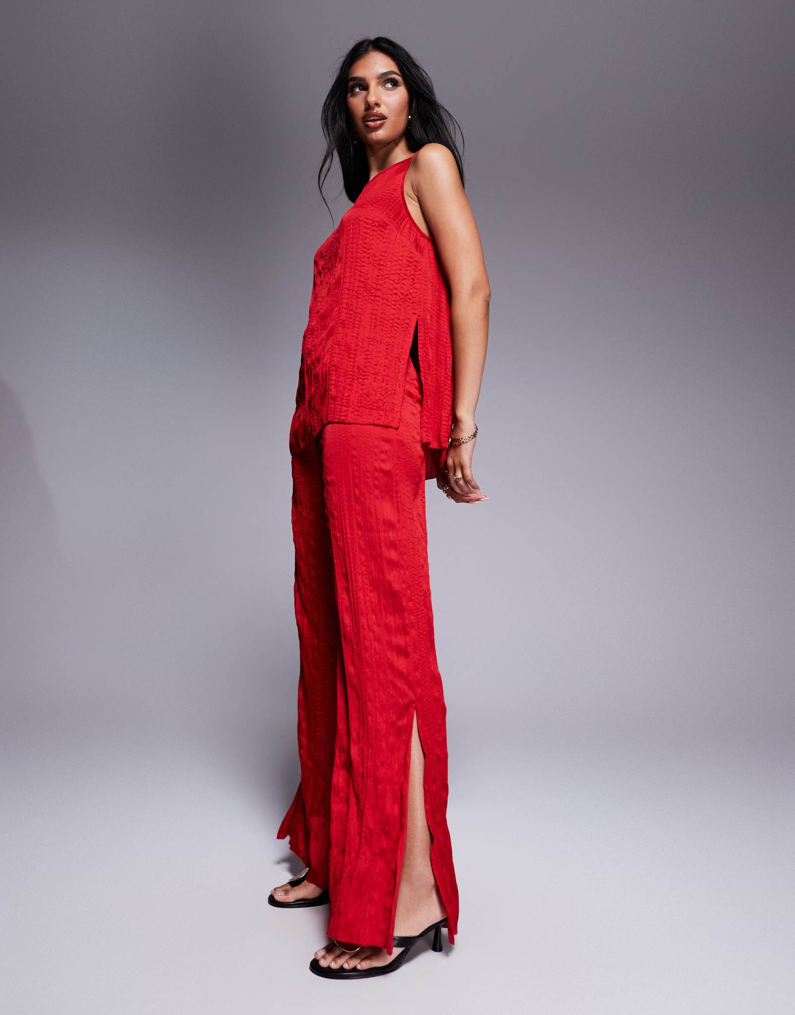 Дизайнерские атласные брюки ASOS с прямыми штанинами и разрезами по бокам вишнево-красного цвета - часть комплекта