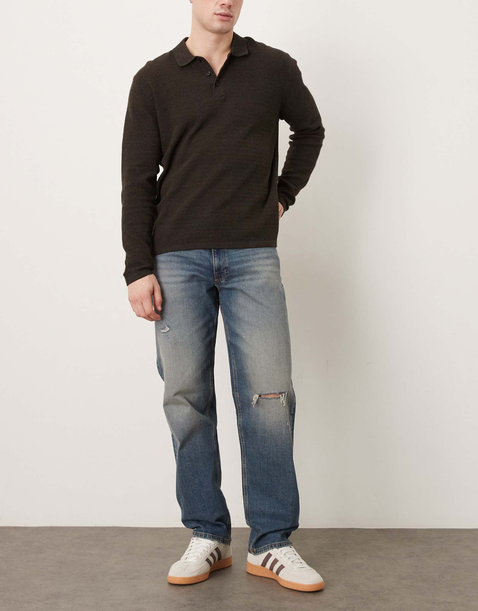 ДИЗАЙНЕРСКИЕ джинсы ASOS с прямыми штанинами светло-голубого цвета с разрезами на коленях и тонировкой