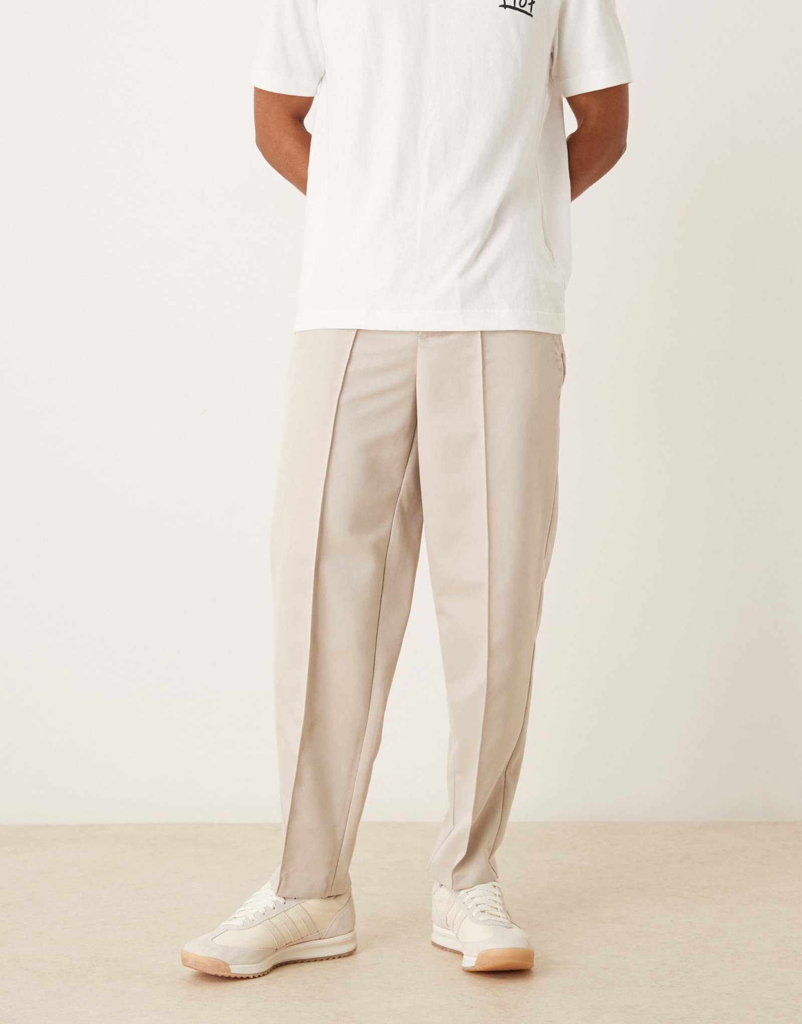  Прямые брюки ASOS DESIGN с защипами песочного цвета