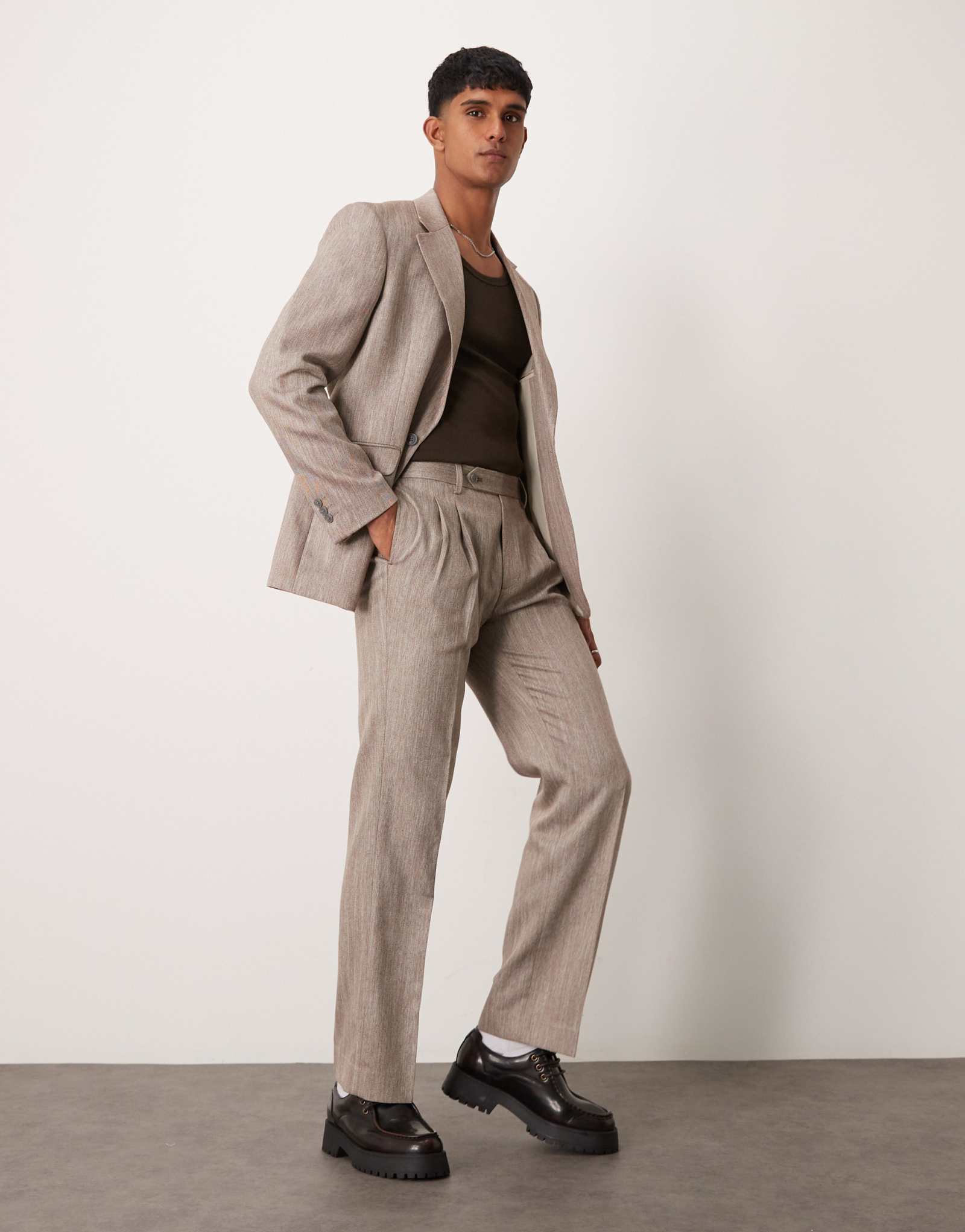 Прямые костюмные брюки ASOS DESIGN светло-коричневого цвета в елочку