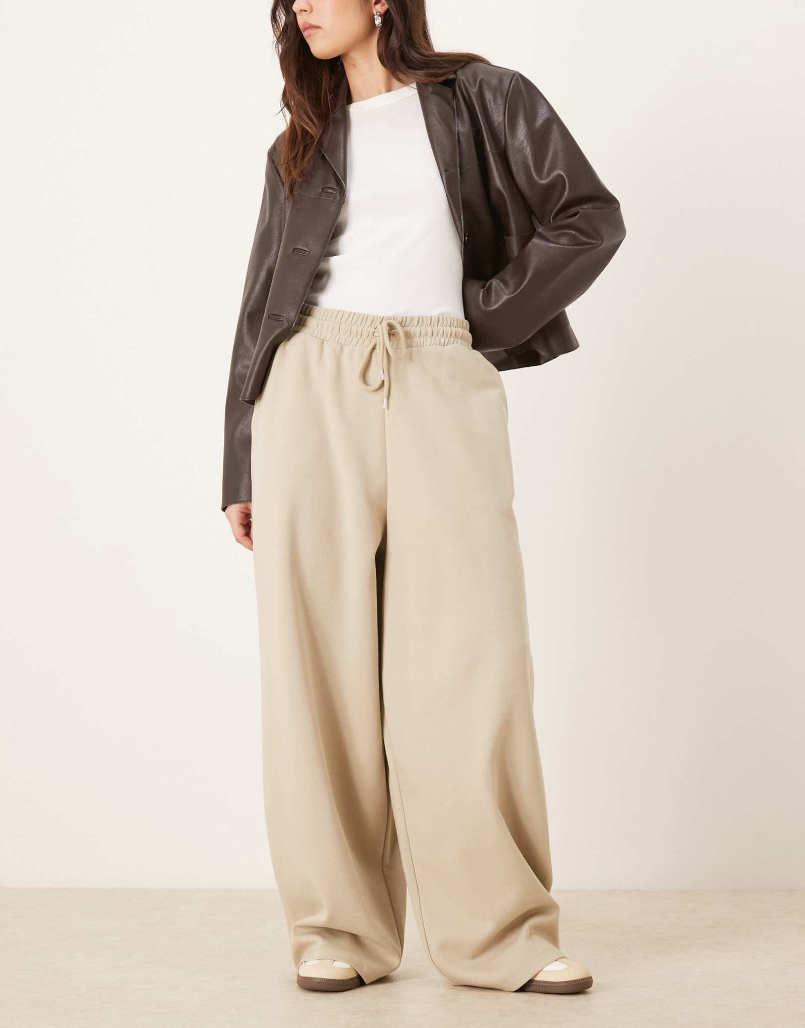 Дизайнерские спортивные брюки ASOS с прямыми штанинами и деталями в швах из серого вереска - часть комплекта