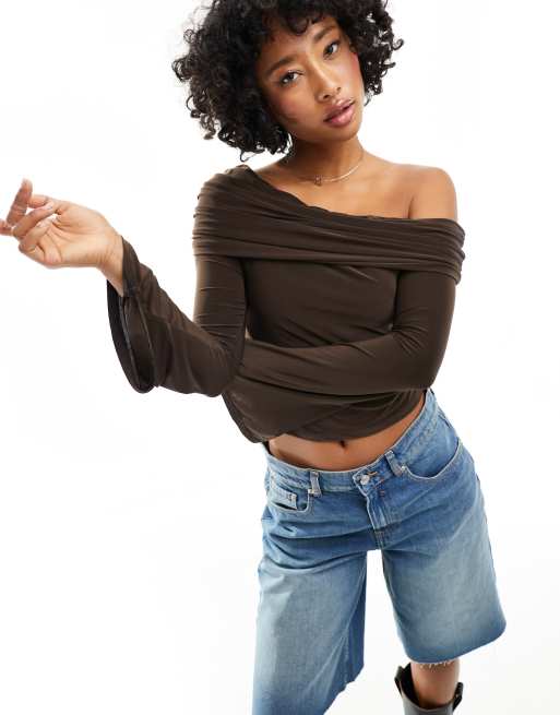 ASOS DESIGN - Strakke top met blote schouder in chocoladebruin