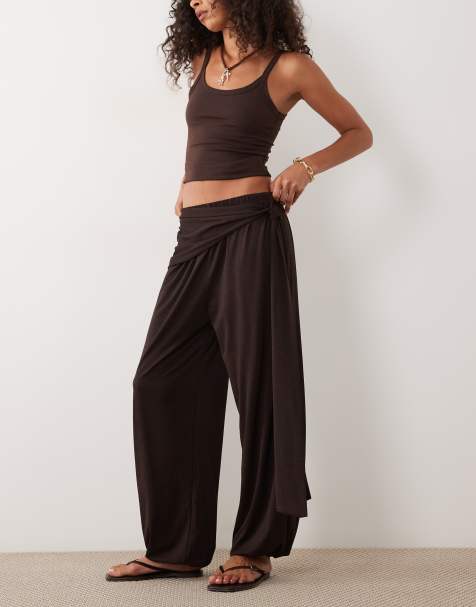 ASOS DESIGN stramme bukser med draperet slå om-detalje og ballonben i chokolade - view 1