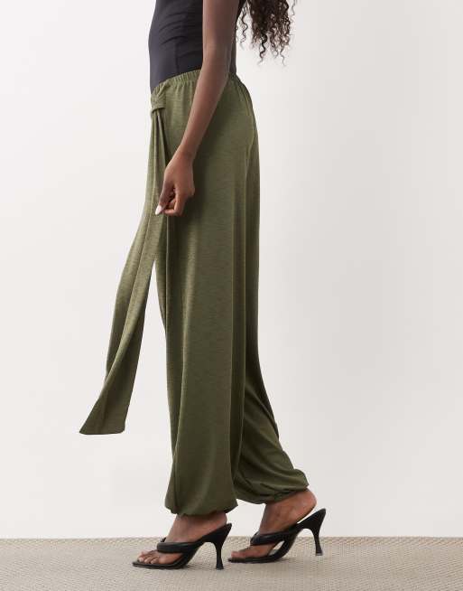 ASOS DESIGN stramme bukser med draperet slå om-detalje og ballonben i khaki, 2 af 5