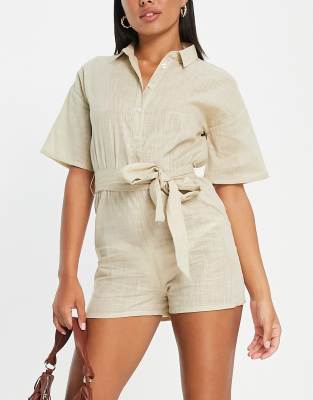 ASOS DESIGN - Strand-Playsuit in Hemdoptik in Haferbeige mit Stoffgürtel-Weiß