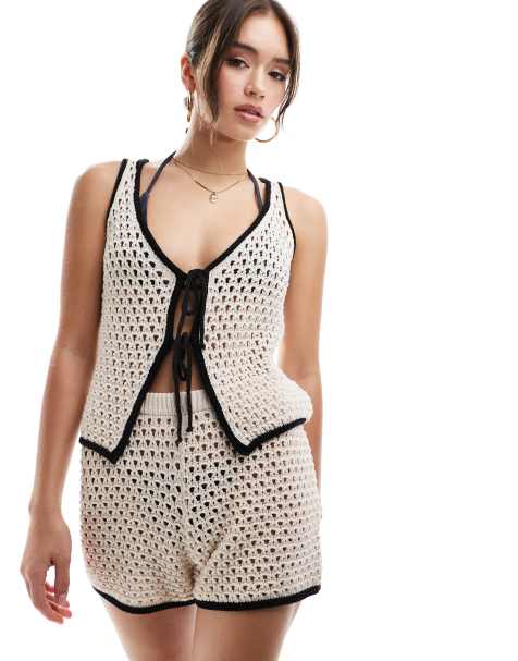 ASOS DESIGN – Strand-Shorts aus Strick in Creme mit abgesetzter Borte - view 1