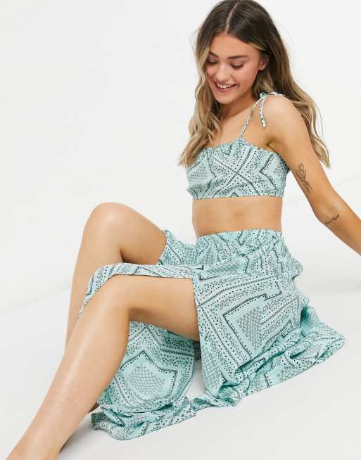 ASOS DESIGN – Strandoberteil mit Bindeband an der Schulter und Bandana-Print, Kombiteil