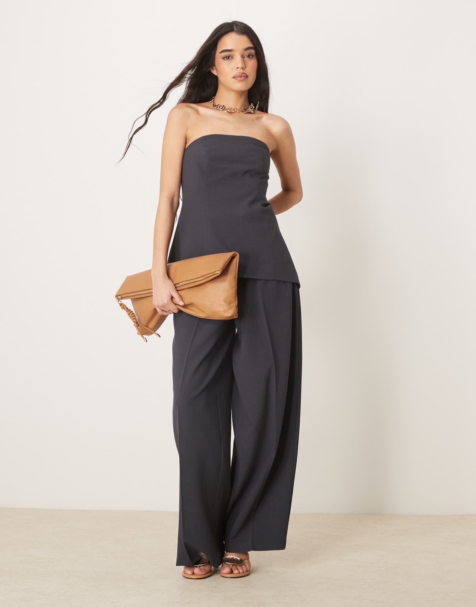 ОБЛЕГАЮЩИЙ топ-бандо без бретелек от ASOS DESIGN цвета древесного угля - часть комплекта