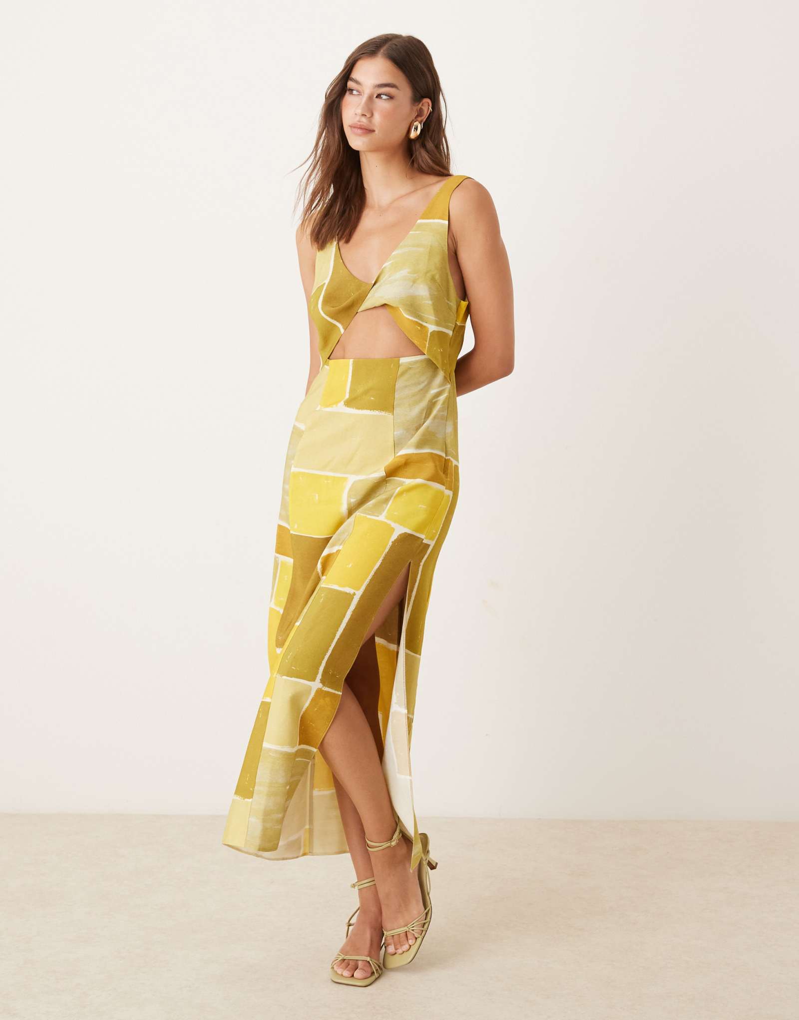 ДИЗАЙНЕРСКОЕ миди-платье ASOS DESIGN с ремешками и закручивающимся бюстом, декорированное абстрактным квадратным принтом