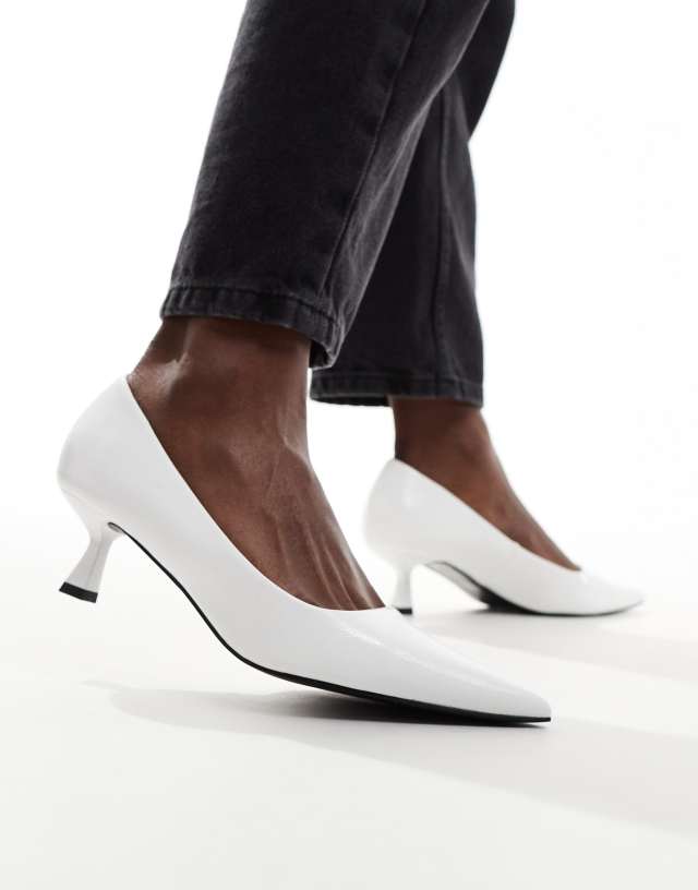 ASOS DESIGN - street kitten heeled shoes in white