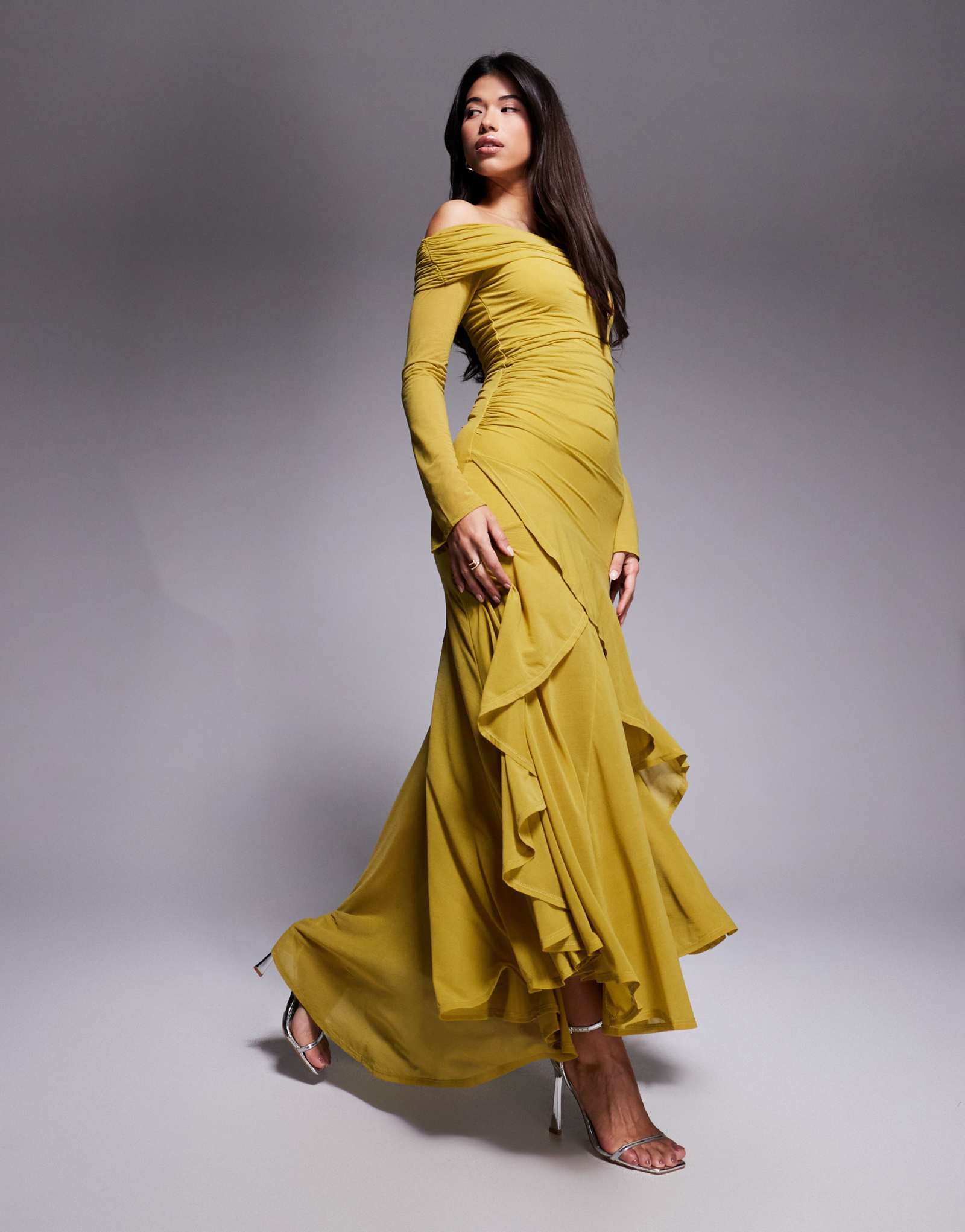 ДИЗАЙНЕРСКОЕ эластичное шифоновое платье макси-бардо с длинным рукавом и оборками по низу оливково-зеленого цвета от ASOS DESIGN