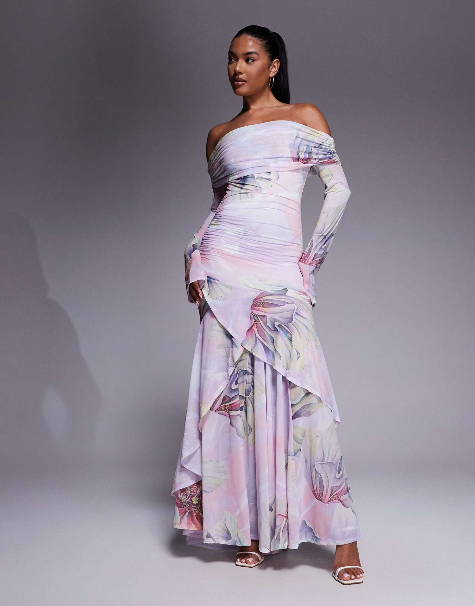 ДИЗАЙНЕРСКОЕ макси-платье из стрейчевого шифона ASOS с длинными рукавами и открытыми плечами и оборками на подоле с цветочным принтом