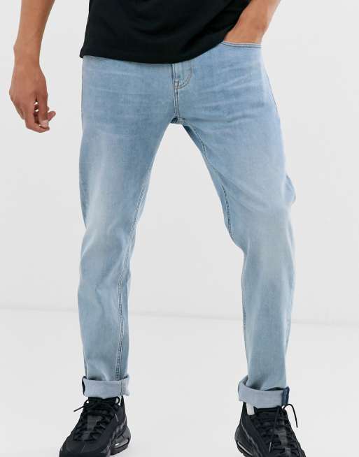 ASOS DESIGN – Stretch-Karottenjeans in verwaschenem Hellblau